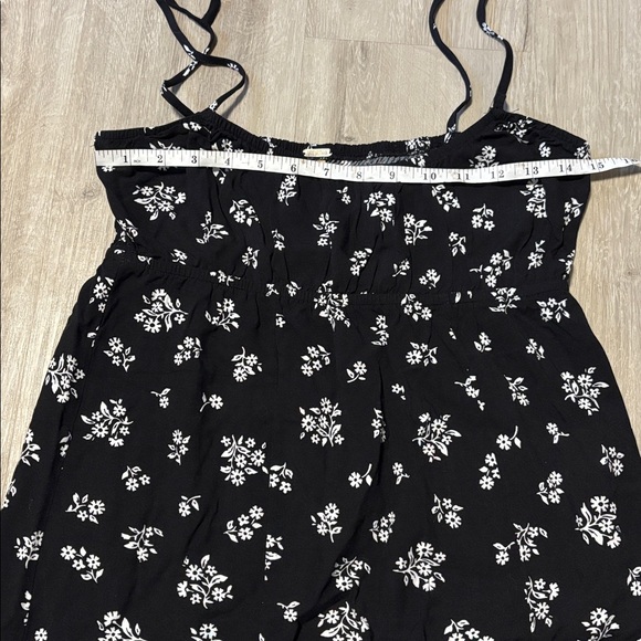 Chic Black and White Patterned Dress - Picture 3 of 4